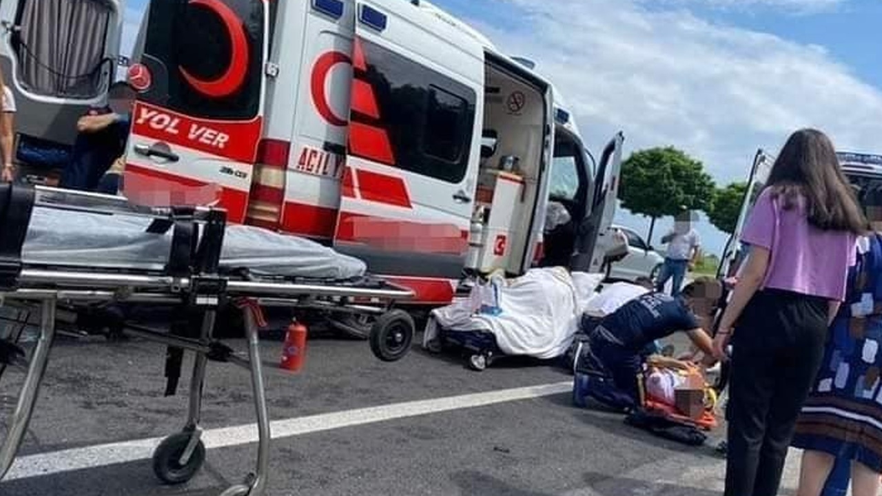 Hasta taşıyan ambulans kamyona çarptı: 6 kişi yaralandı