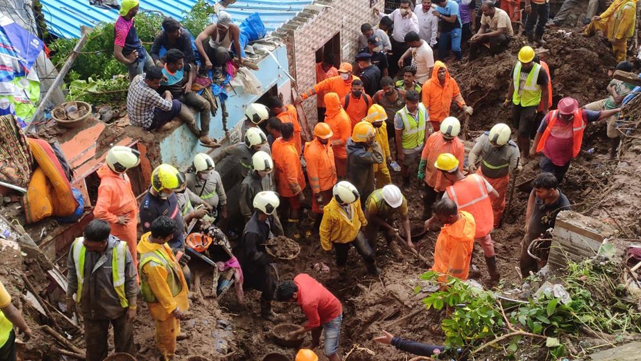Hindistan&#039;da yağışlar toprak kaymasına neden oldu: 25 ölü