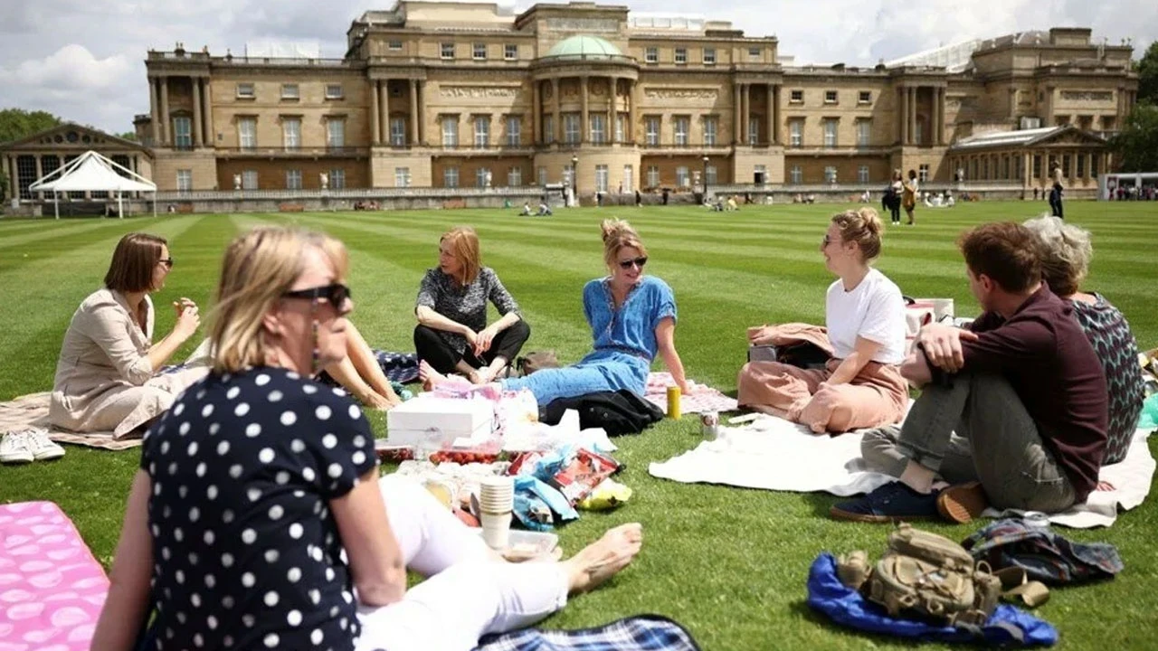 İngiltere'de bir ilk: Buckingham Sarayı’nın bahçesi halka açıldı