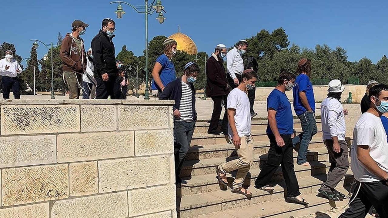 İsrail polisi korumasındaki onlarca fanatik Yahudi, Mescid-i Aksa&#039;ya baskın düzenledi