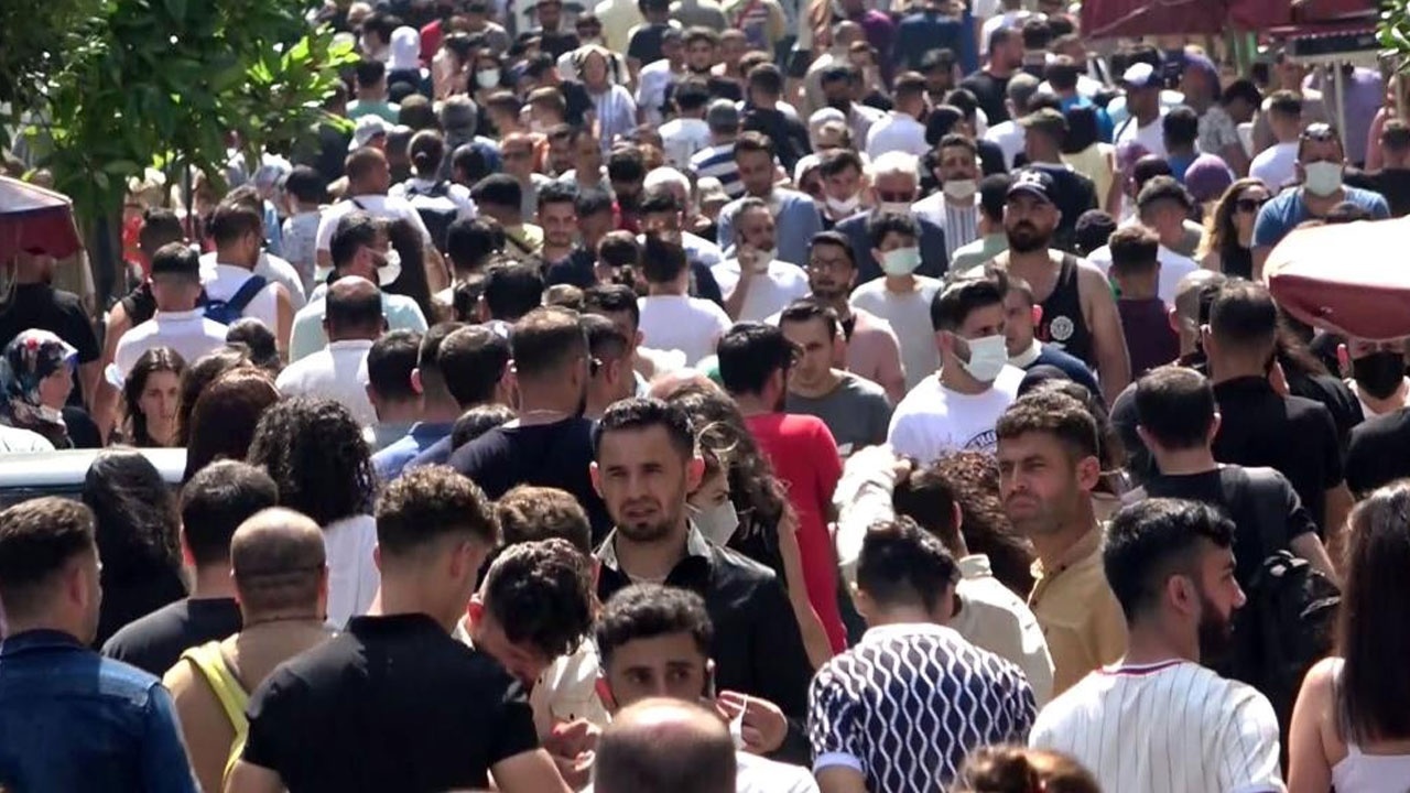 İstiklal Caddesi&#039;nde yoğunluk: Korona tedbirleri hiçe sayıldı