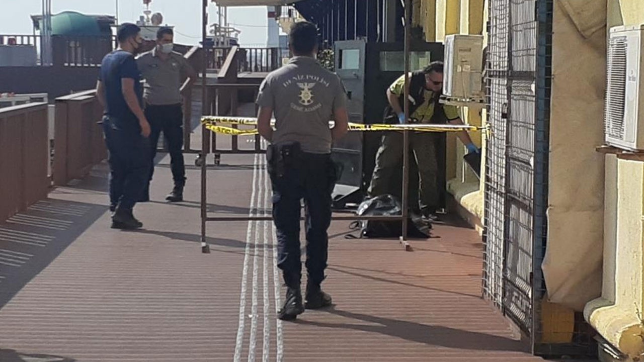 İzmir&#039;de denizde erkek cesedi bulundu
