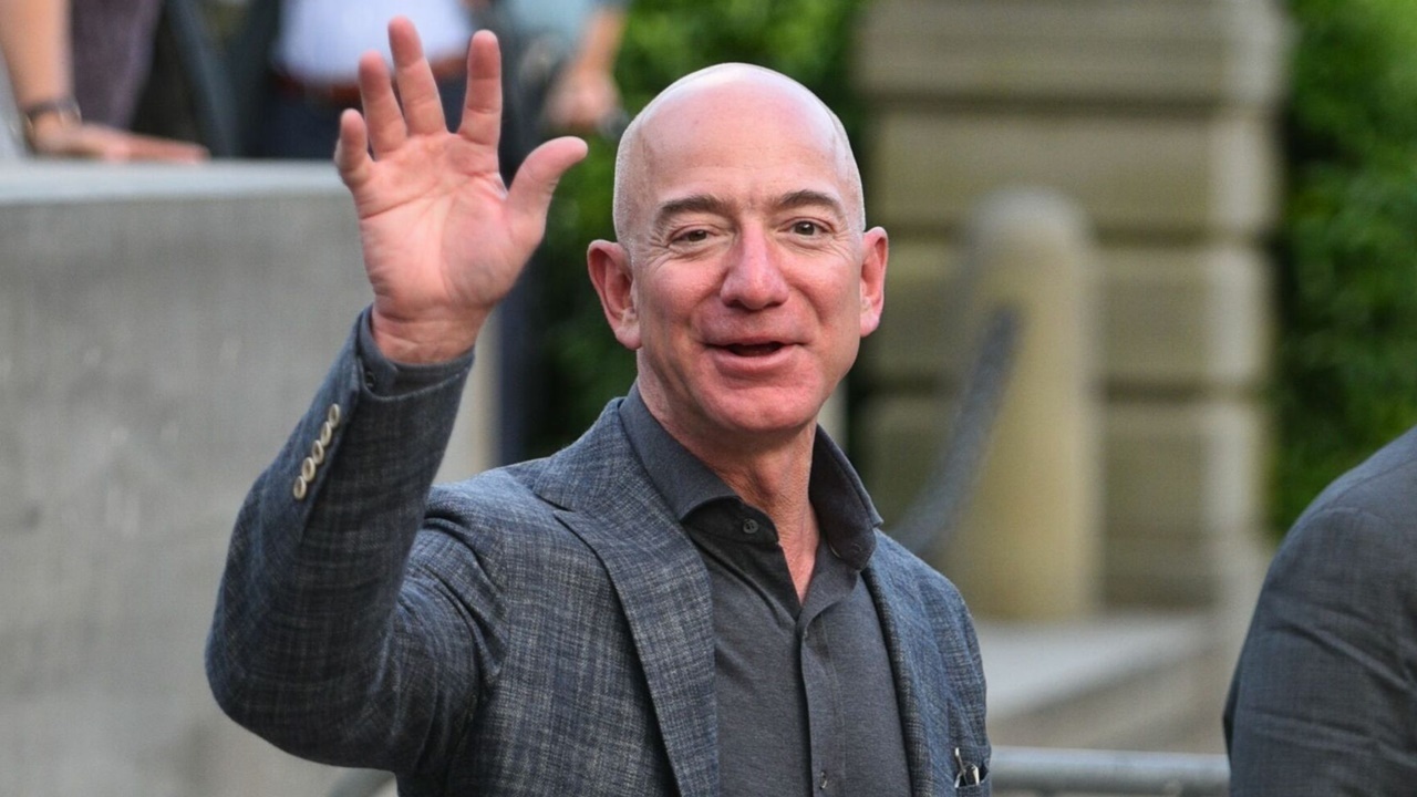 Jeff Bezos &#039;Amazon&#039; koltuğunu devretti