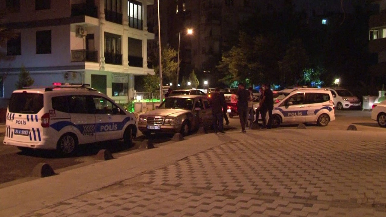 Kadıköy’de park halindeki iki araç kundaklandı