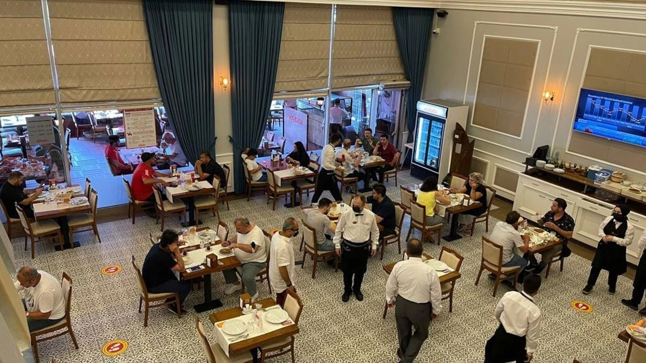 Kafe ve restoranlar tam kapasite hizmet vermeye başladı