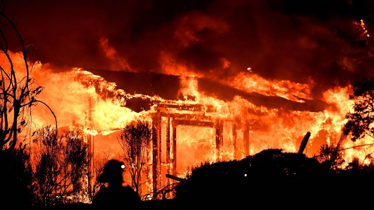 Kaliforniya&#039;da orman yangınları evleri küle çevirdi