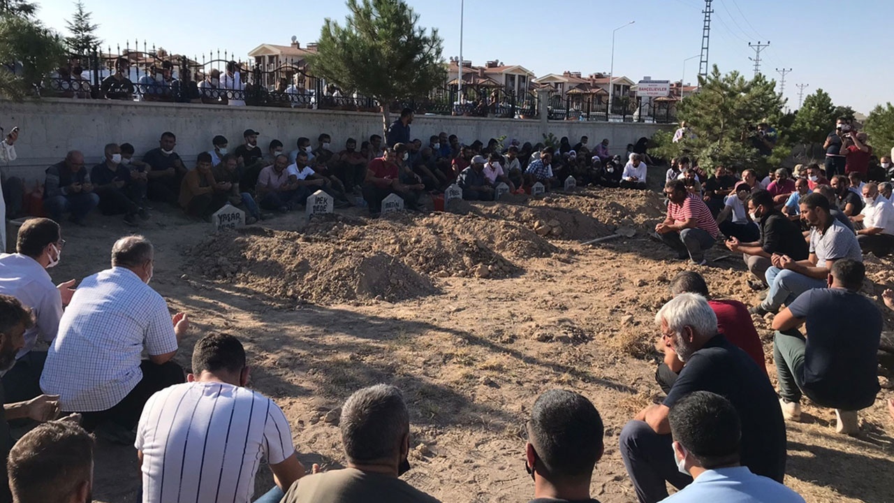 Konya&#039;da öldürülen aile son yolculuğuna uğurlandı