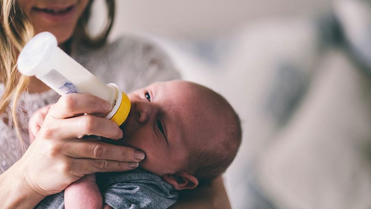 Koronavirüse karşı geliştirilen mRNA aşısının anne sütüyle bebeğe geçmediği ortaya çıktı