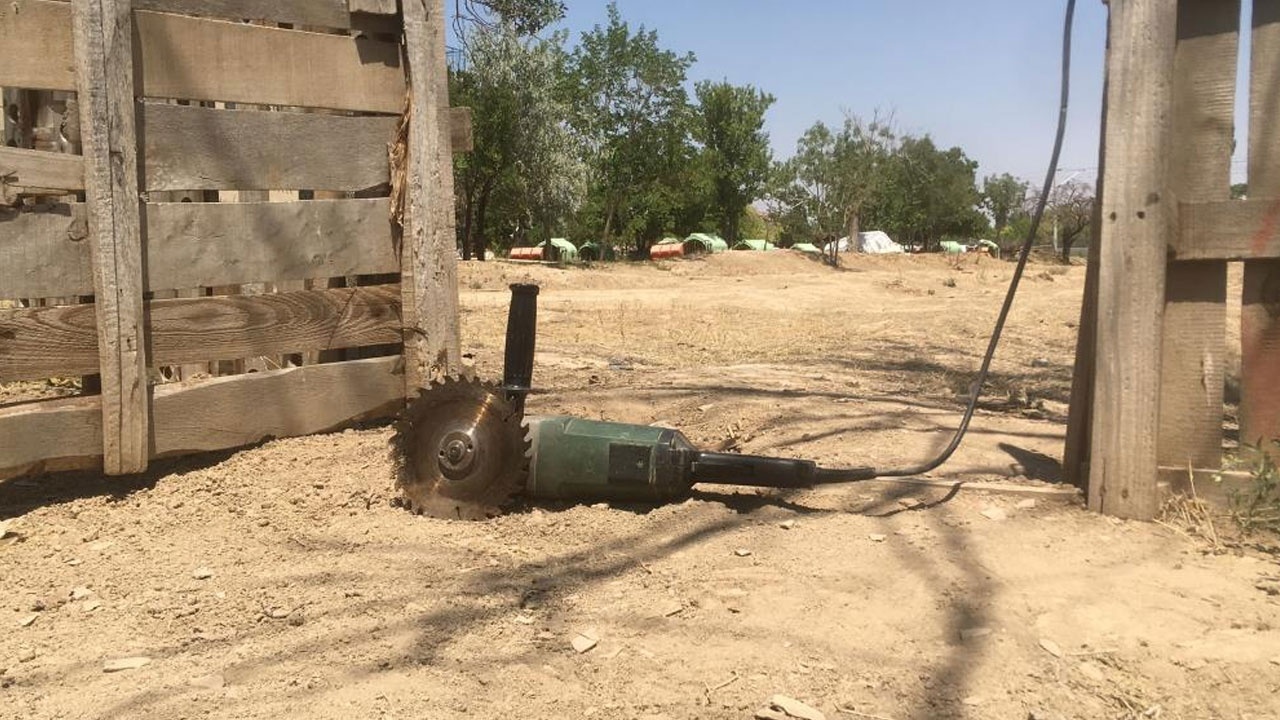 Kuru ağacı taşlama makinesiyle budarken boğazını kesti