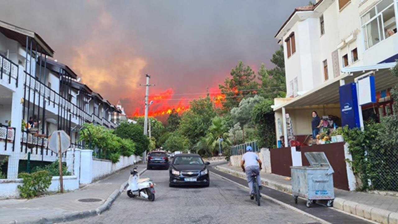 Marmaris&#039;teki yangının acı bilançosu: 1 fabrika onlarca ev yandı