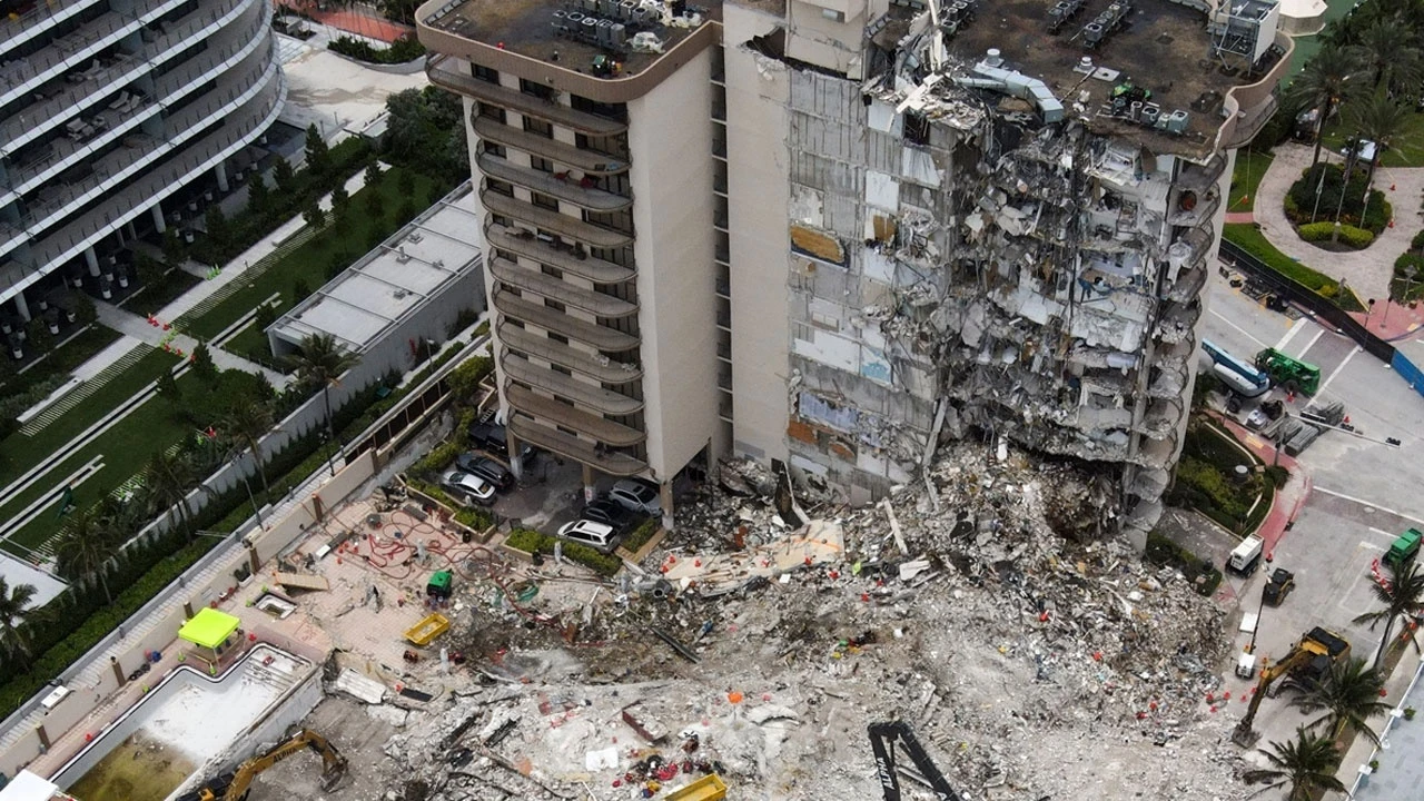Miami'de bir kısmı çöken 13 katlı binanın tamamen yıkılacak