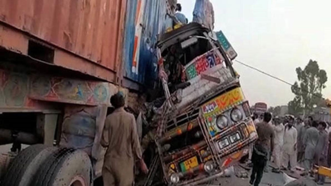 Pakistan&#039;da otobüs treylerle çarpıştı onlarca ölü ve yaralı var