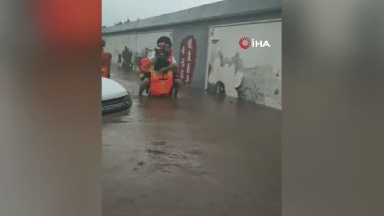 Pekin&#039;de sağanak hayatı durdurdu mahsur kalanlar botla kurtarıldı