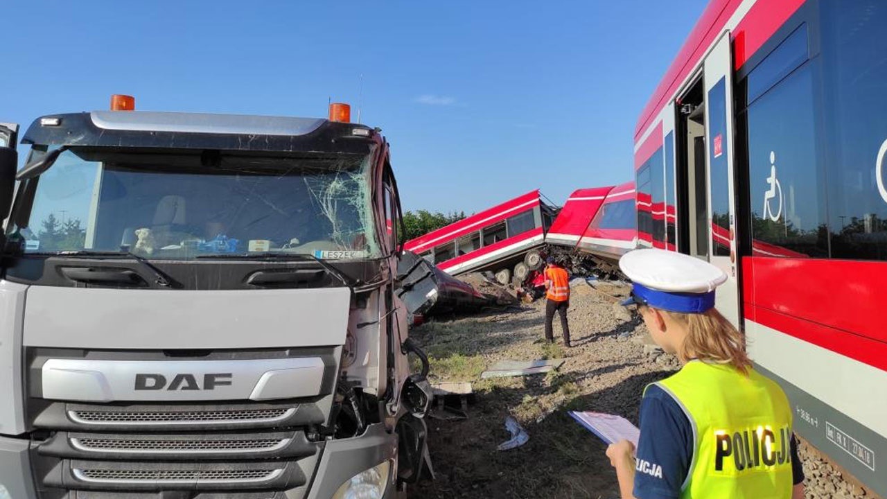 Polonya&#039;da tren kamyona çarptı: 8 yaralı