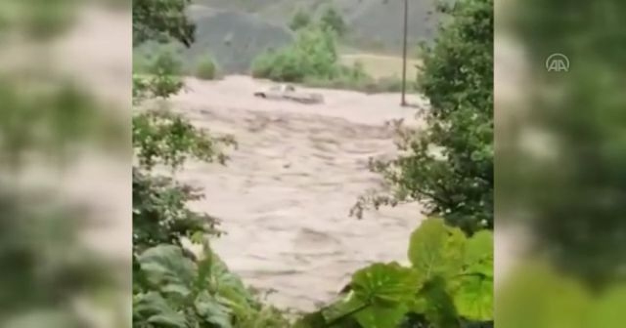 Rize&#039;deki sel felaketinde korku dolu anlar: Araçta biri var...