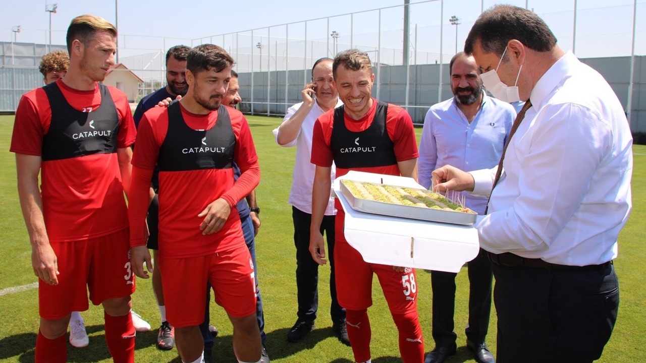 Sivas Valisi’nden, Sivasspor’a UEFA maçı öncesi baklava dopingi