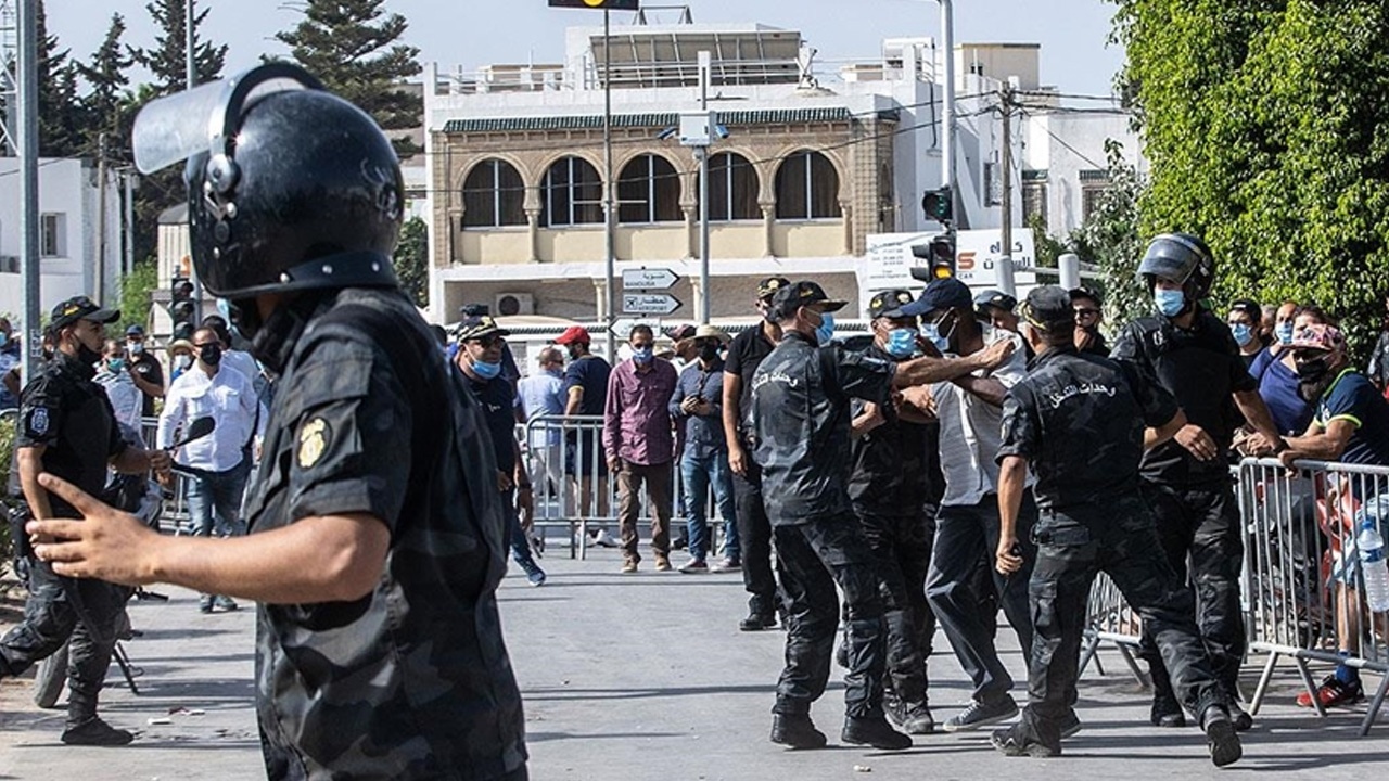 Son dakika! Tunus&#039;ta siyasi kriz: 27 Ağustos&#039;a kadar sokağa çıkma yasağı ilan edildi