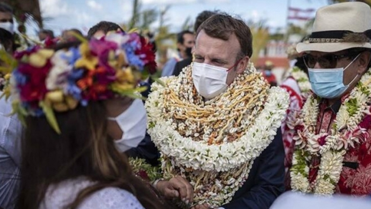 Sosyal medyada alay konusu oldu: Yürüyen çelenk Macron