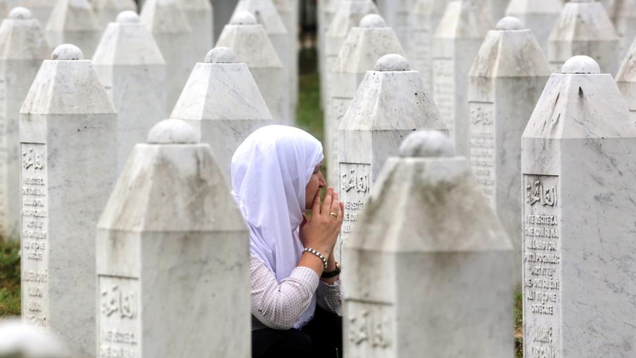 Srebrenitsa soykırımının üzerinden 26 yıl geçti: 19 kişi toprağa verildi