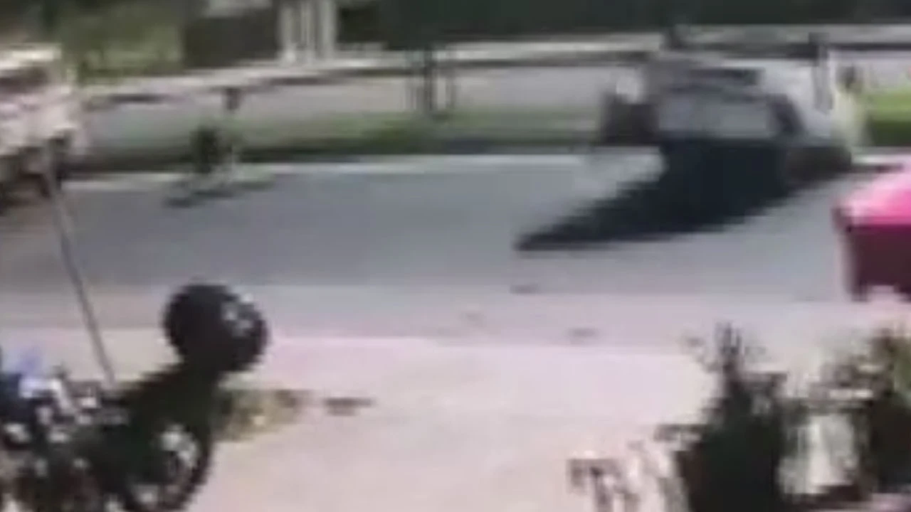 Takla atan araçtan burnu bile kanamadan kurtuldular