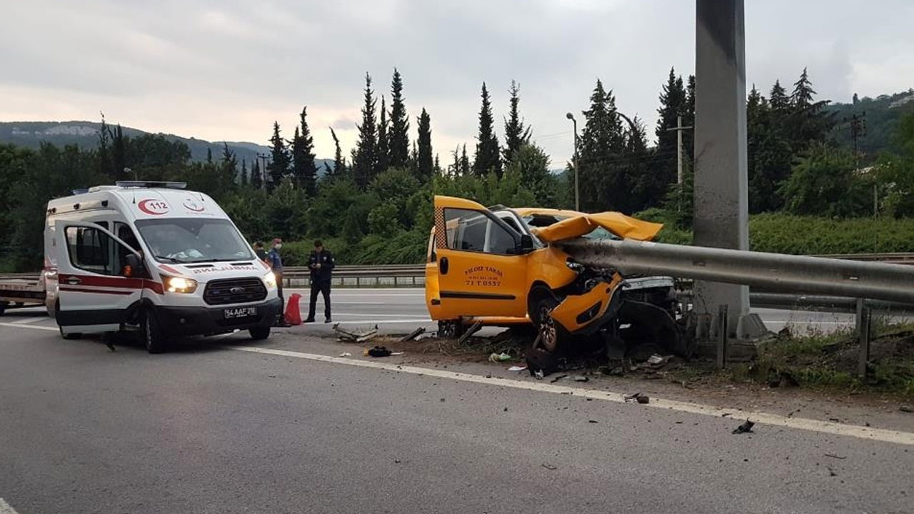 Taksi bariyerlere ok gibi saplandı: 2 ölü, 5 yaralı