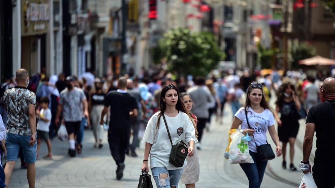 Taksim eski günlerdeki gibi: Maske yok, mesafe hiç yok