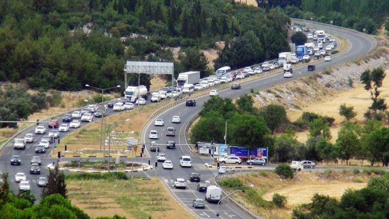 Tatil erken başladı: Araç kuyruğunun bir ucu Aydın’da, bir ucu Muğla’da