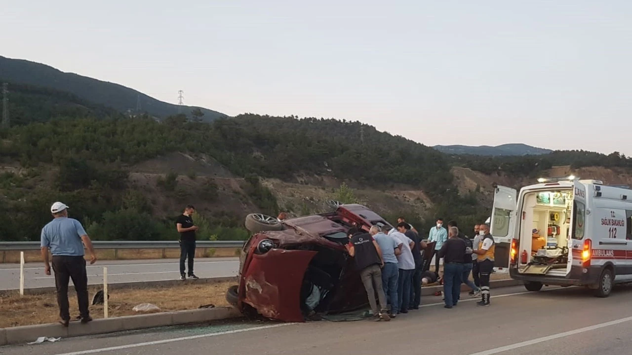 Ticari araç devrildi! Ölü ve yaralılar var