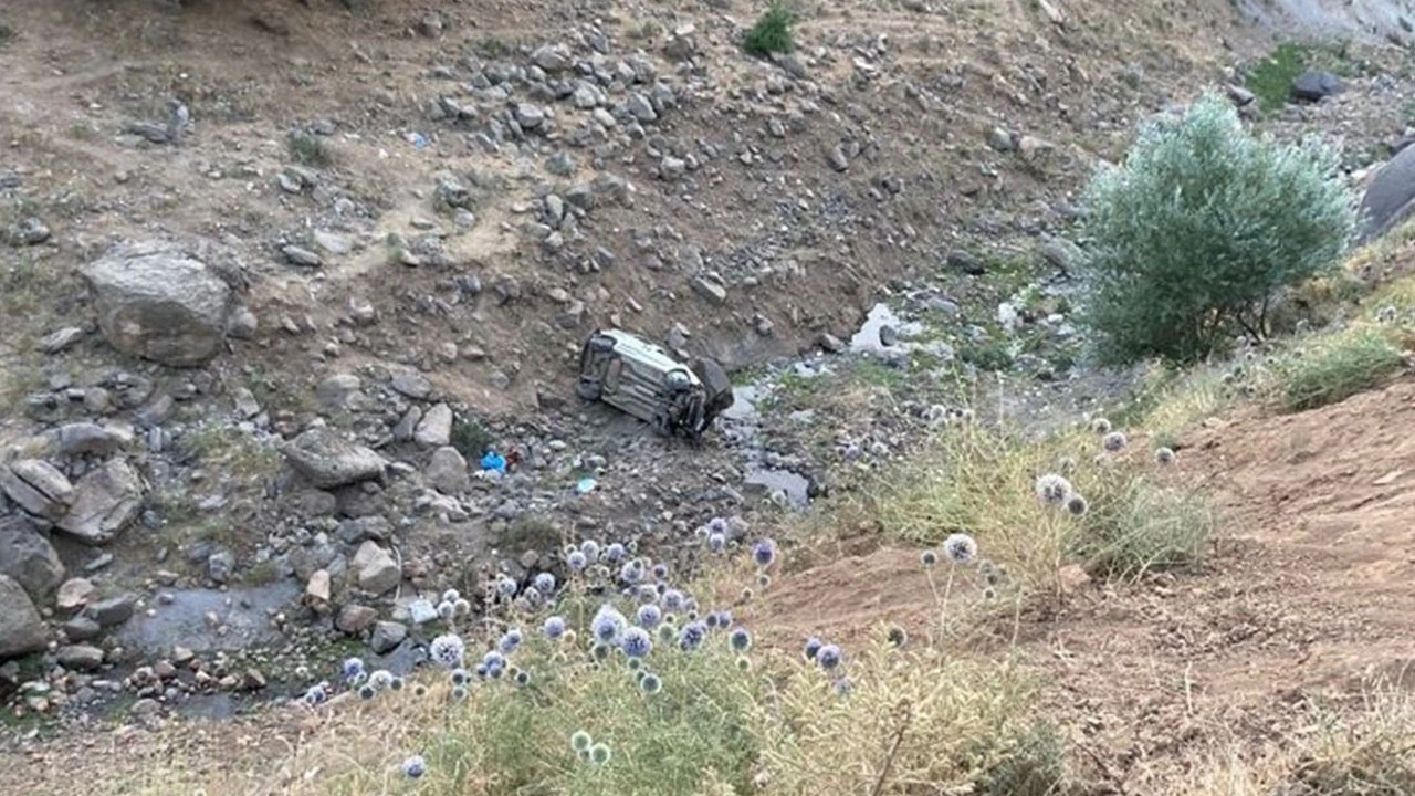 Ticari araç uçuruma yuvarlandı