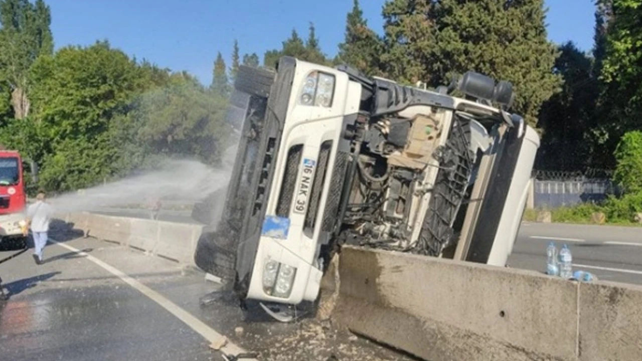 Tır devrildi, 50 m sürüklendi! Sürücü kendisini böyle kurtardı