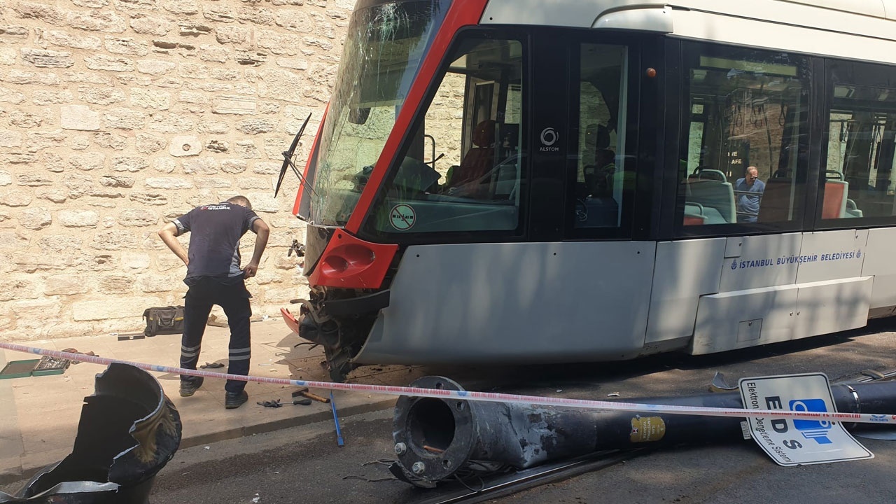 Tramvay raydan çıktı, elektrik direğine çarptı