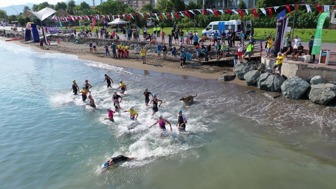 Triatlon yarışmasında ilginç olay! Deniz polisi kurtardı