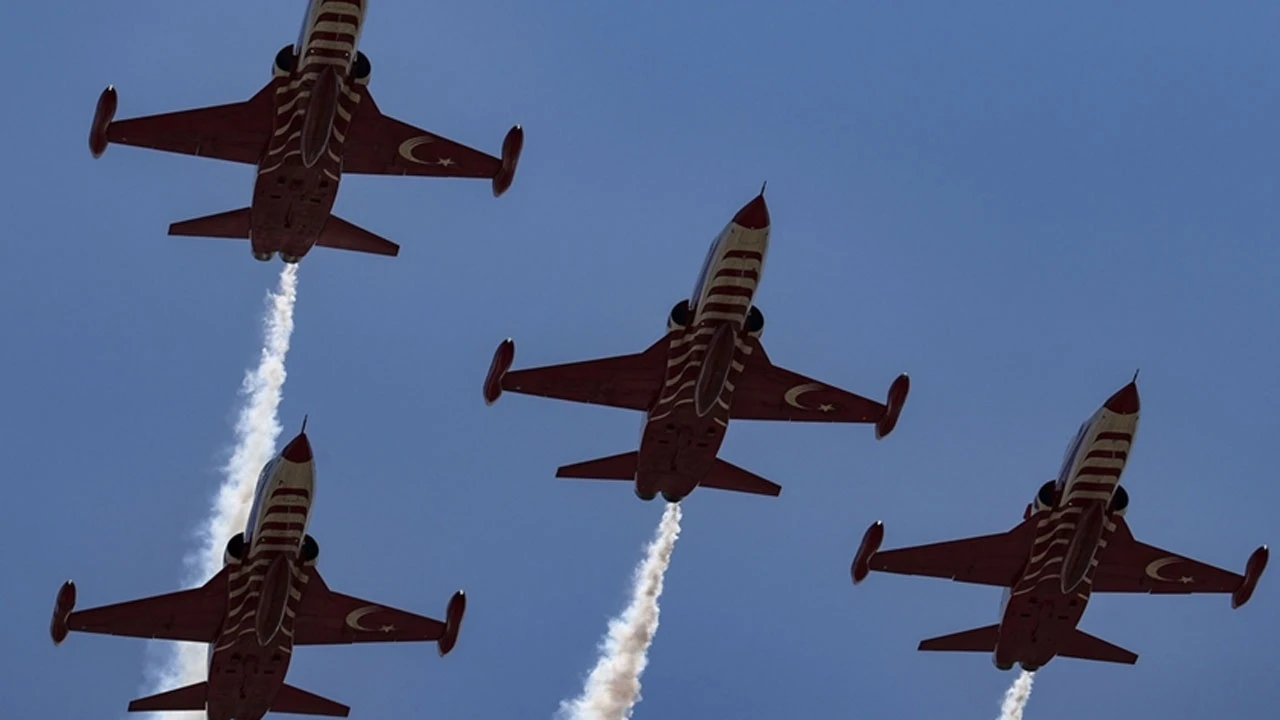 Türk jetleri Kıbrıs semalarında şov yaptı