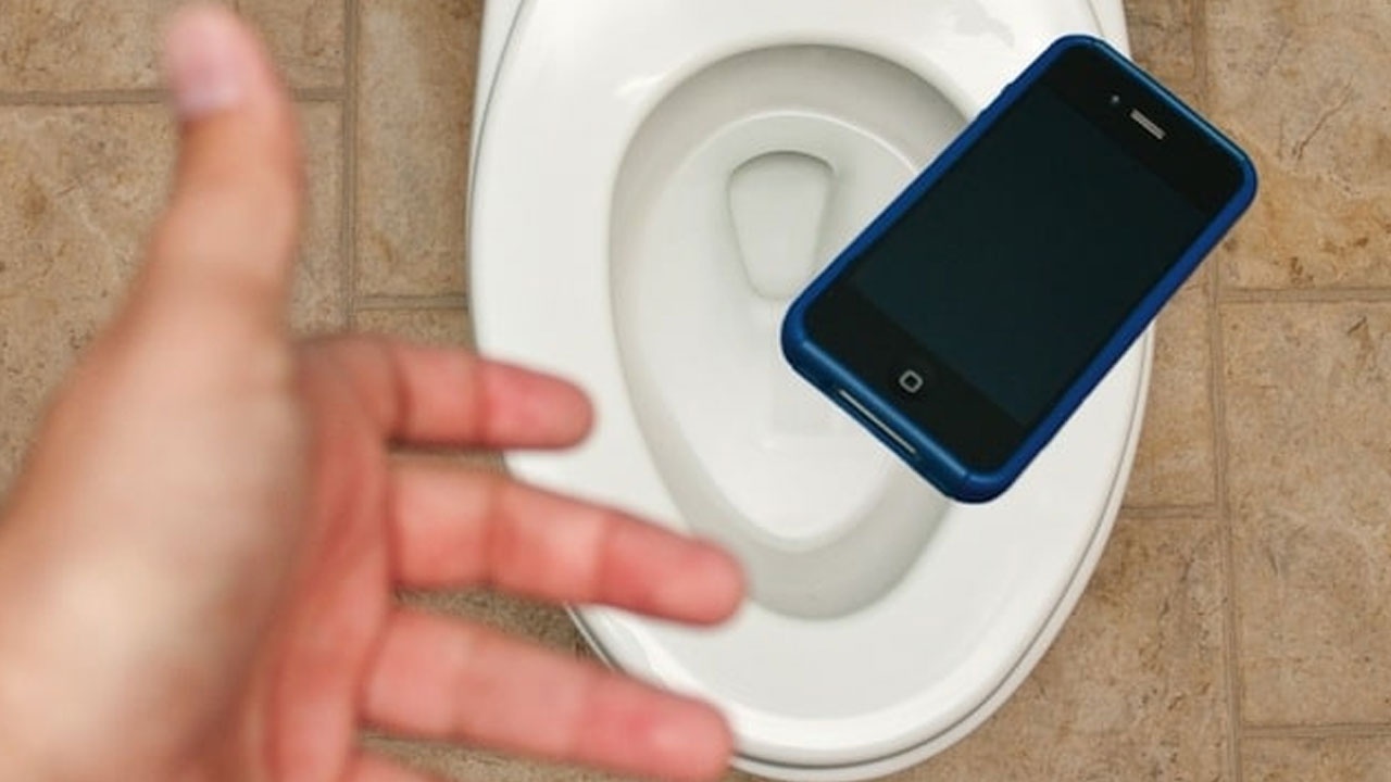 Tuvalete düşen telefonunu almak isteyen kız zehirlenerek öldü