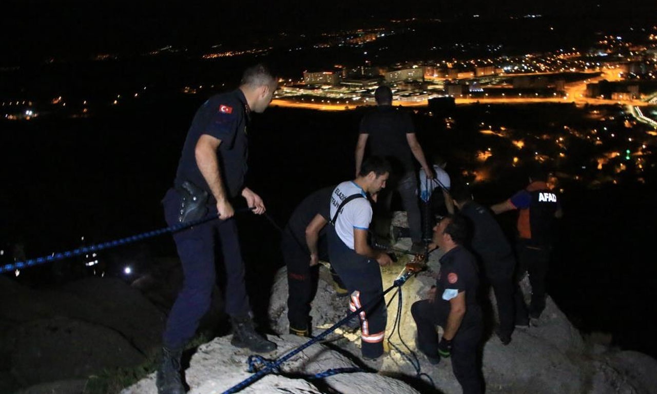 Uçurumun eşiğinde mahsur kaldı: Film sahnelerini aratmayan kurtarma operasyonu