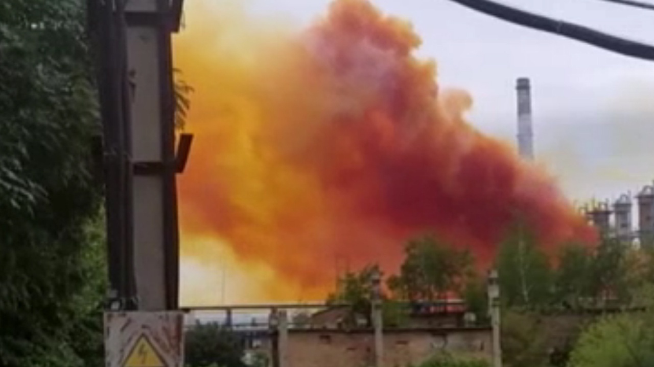 Ukrayna&#039;da gökyüzü turuncuya boyandı: Azot fabrikasında patlama
