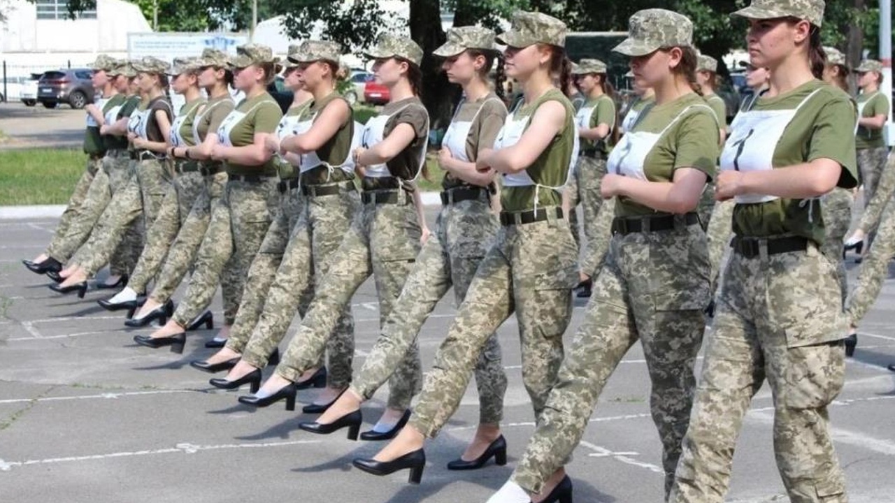 Ukrayna ordusunda kriz! Kadın askerler topuklu giydi