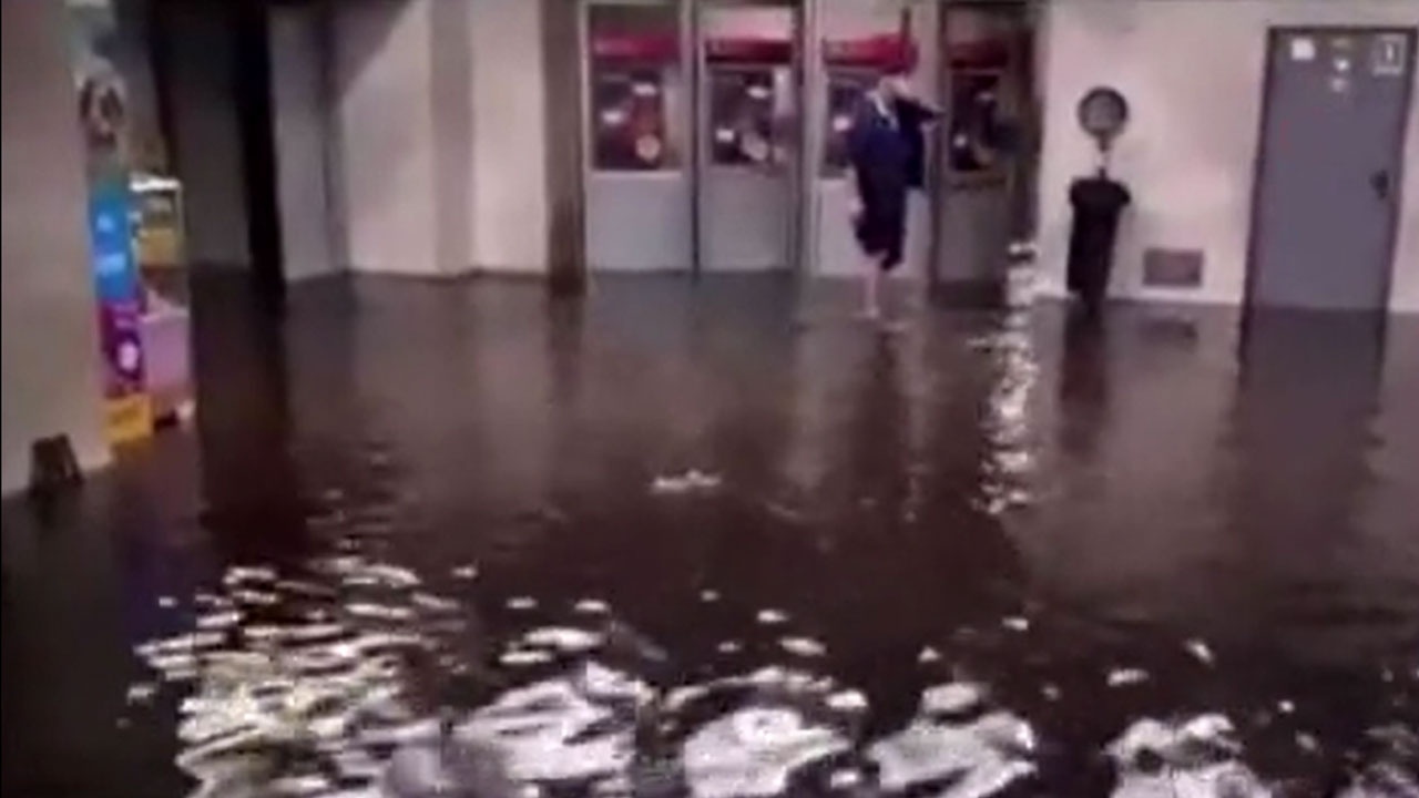 Ukrayna şiddetli yağışlara teslim oldu: Metro istasyonlarını su bastı