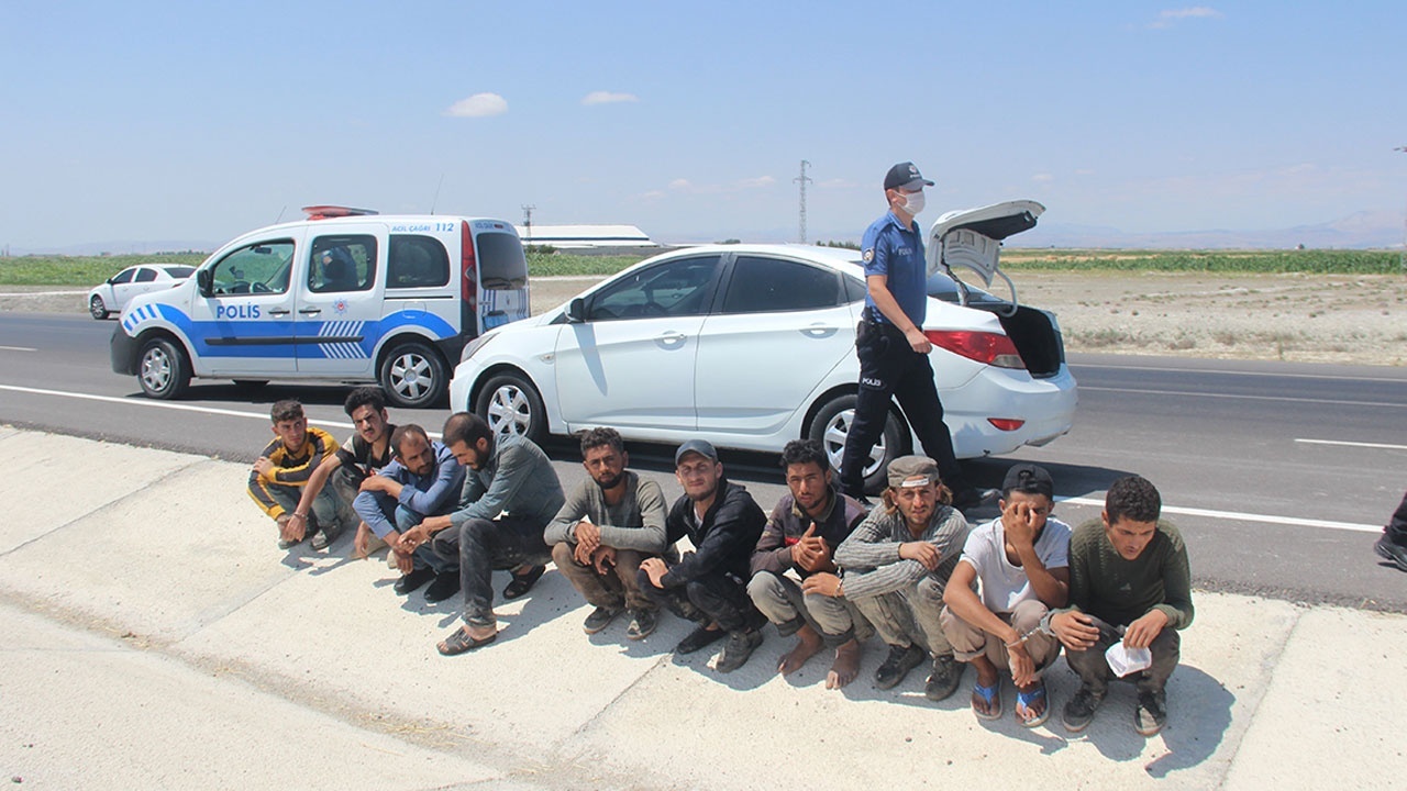 Uygulama noktasından kaçtılar: Otomobilden 10 göçmen çıktı