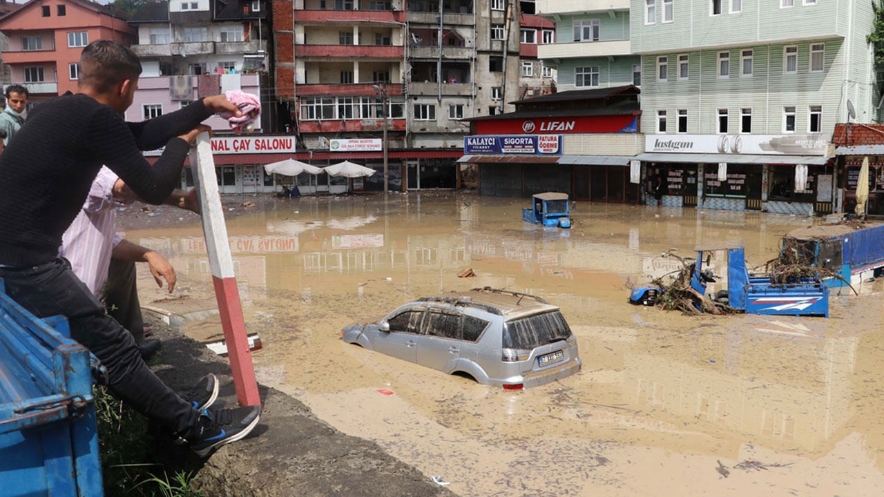 Zonguldak&#039;ı sel bastı: Araçlar sulara gömüldü