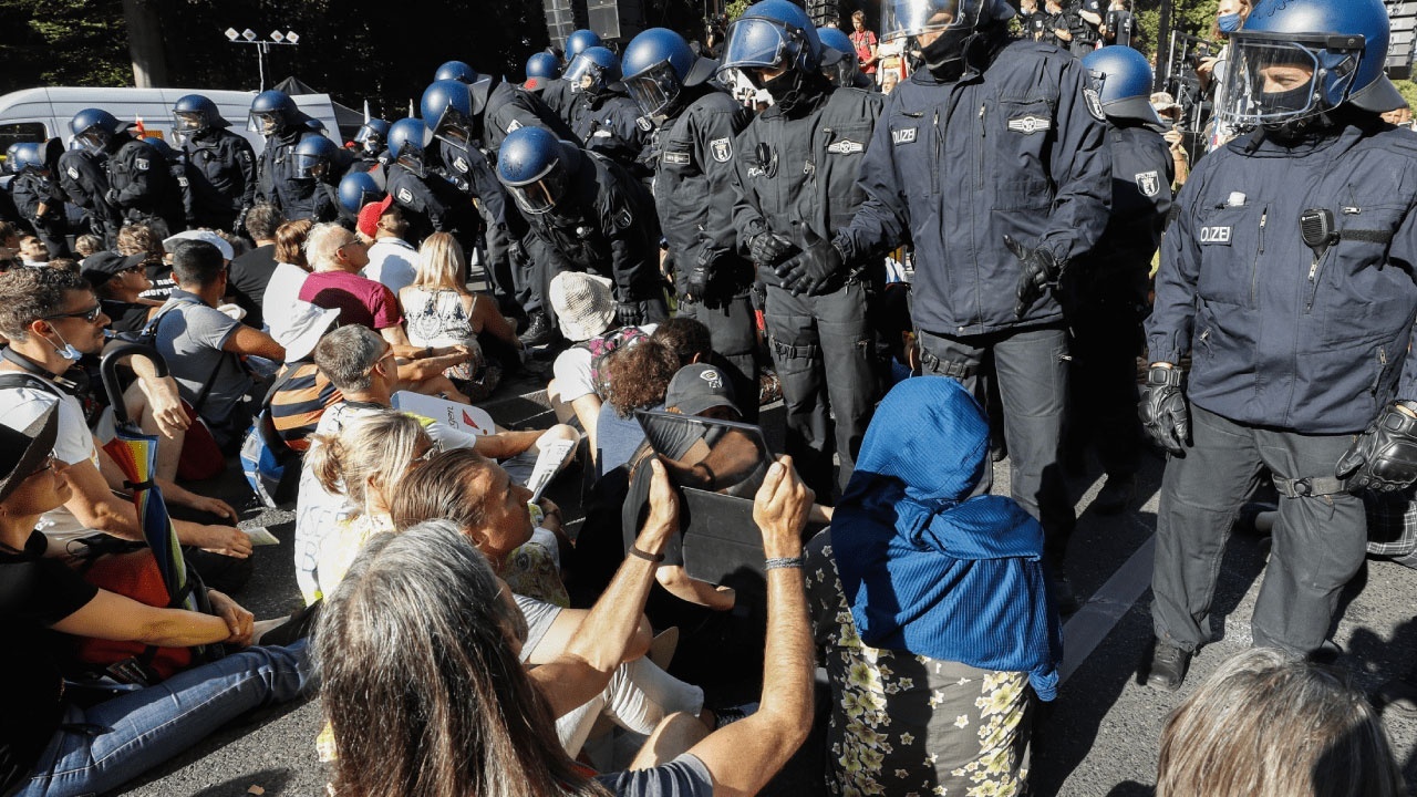 Almanya&#039;da koronavirüs arbedesi! Polis ile protestocular birbirine girdi