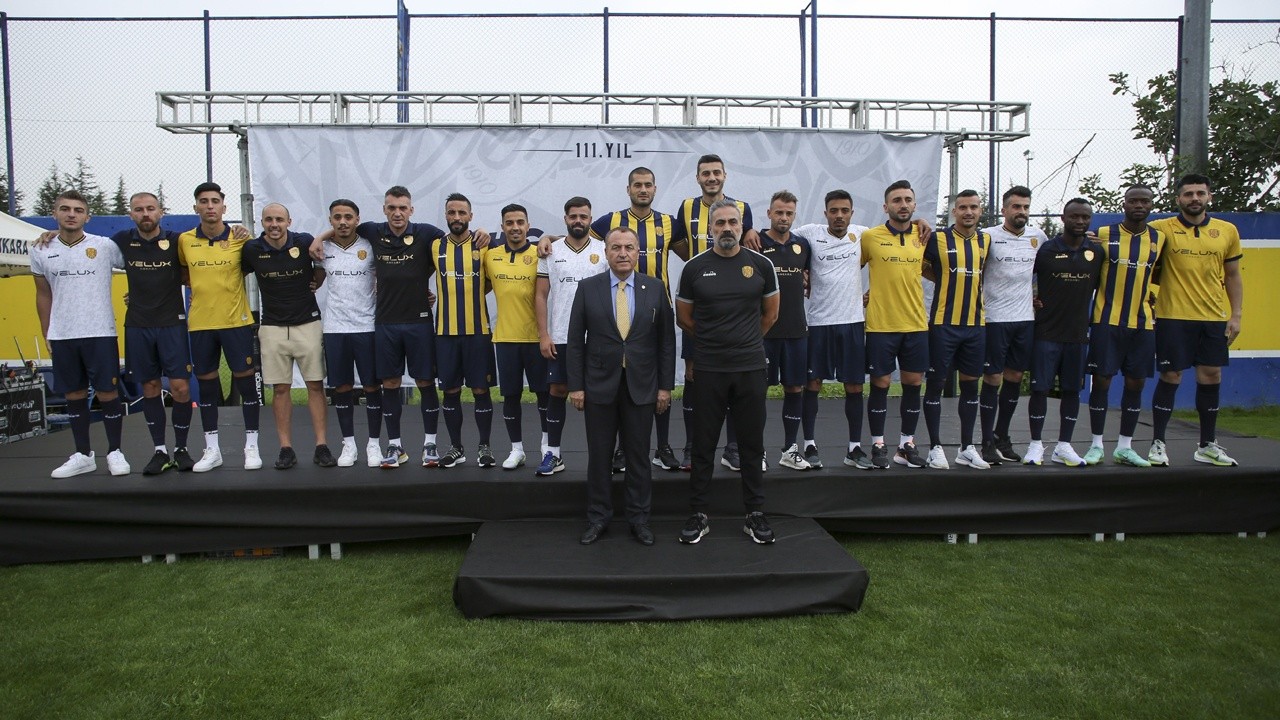 Ankaragücü yeni transferlerine imza töreni düzenledi