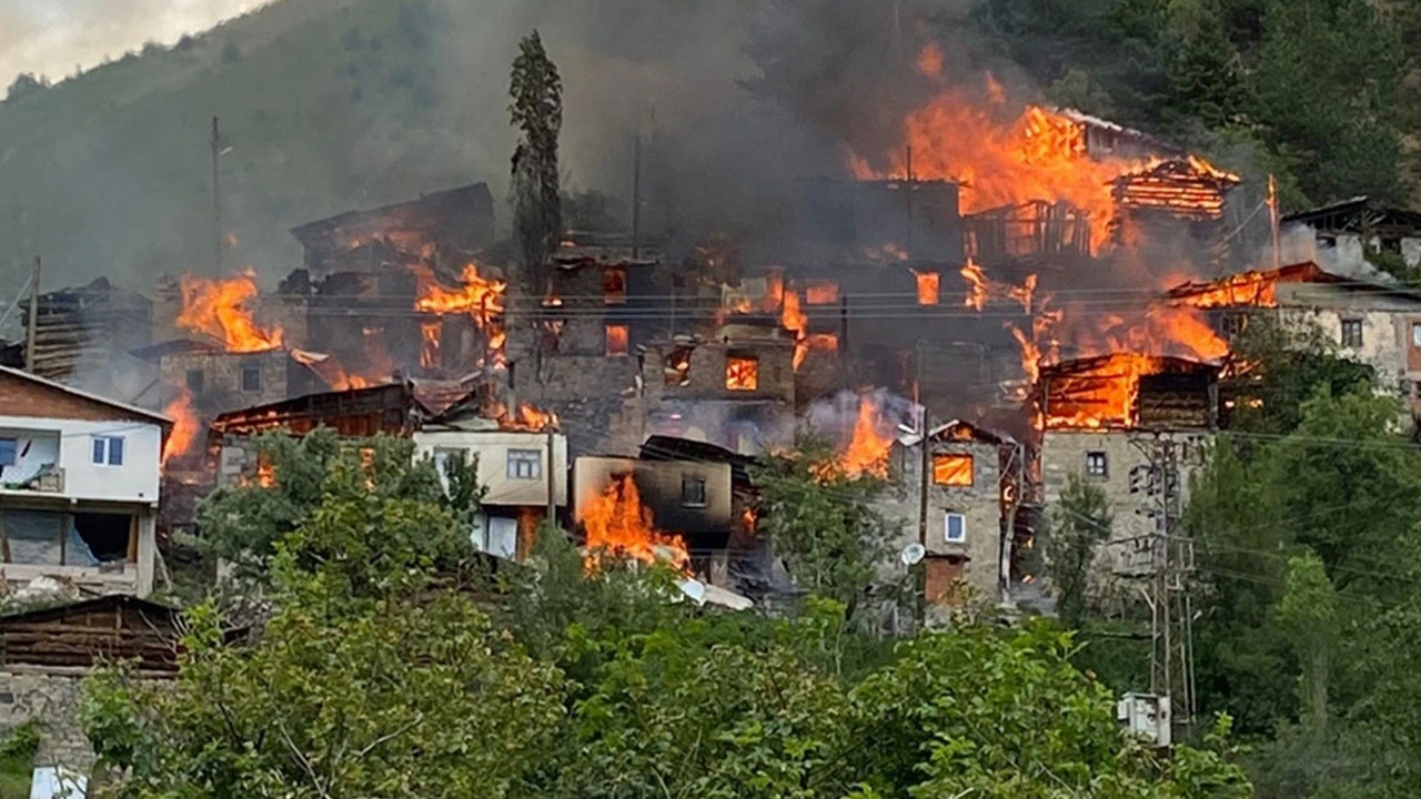 Artvin'de 33 ev yandı