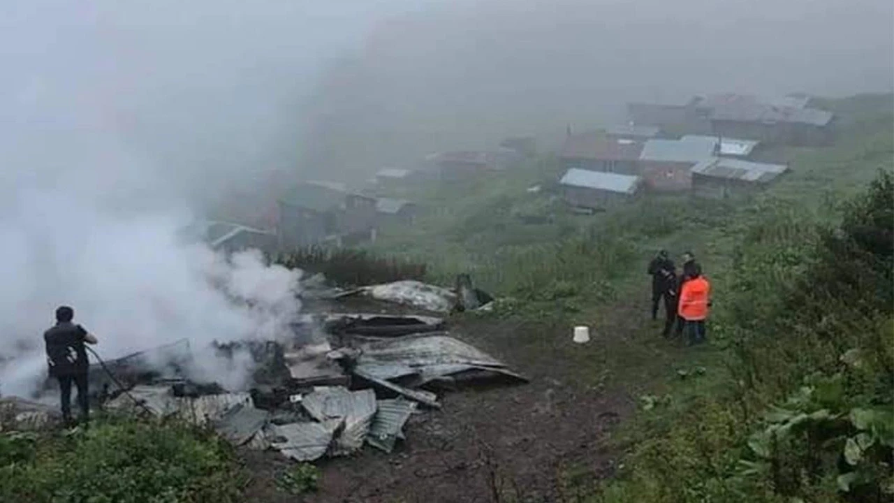 Artvin&#039;deki yangın can aldı: Torununu kurtarmayı başardı ama kendisi evden çıkamadı