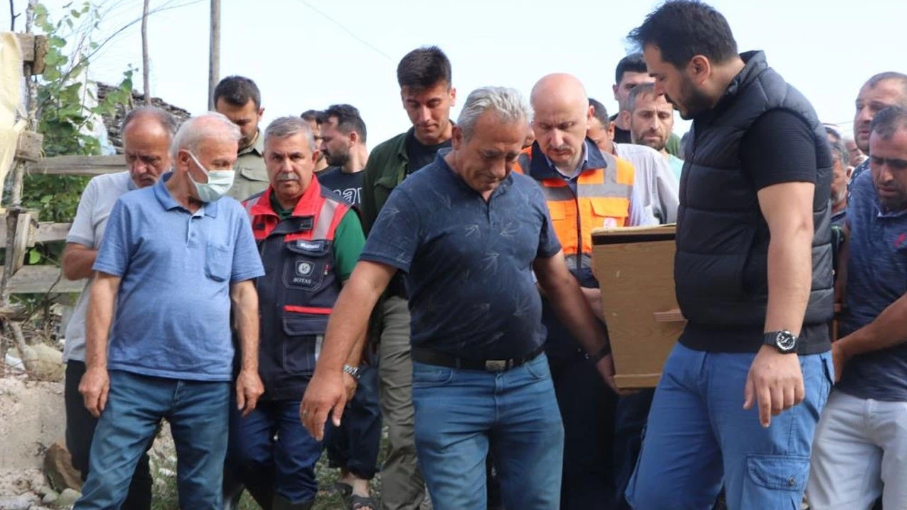 Bakan Karaismailoğlu, selde hayatını kaybeden yaşlı adamın tabutunu taşıdı