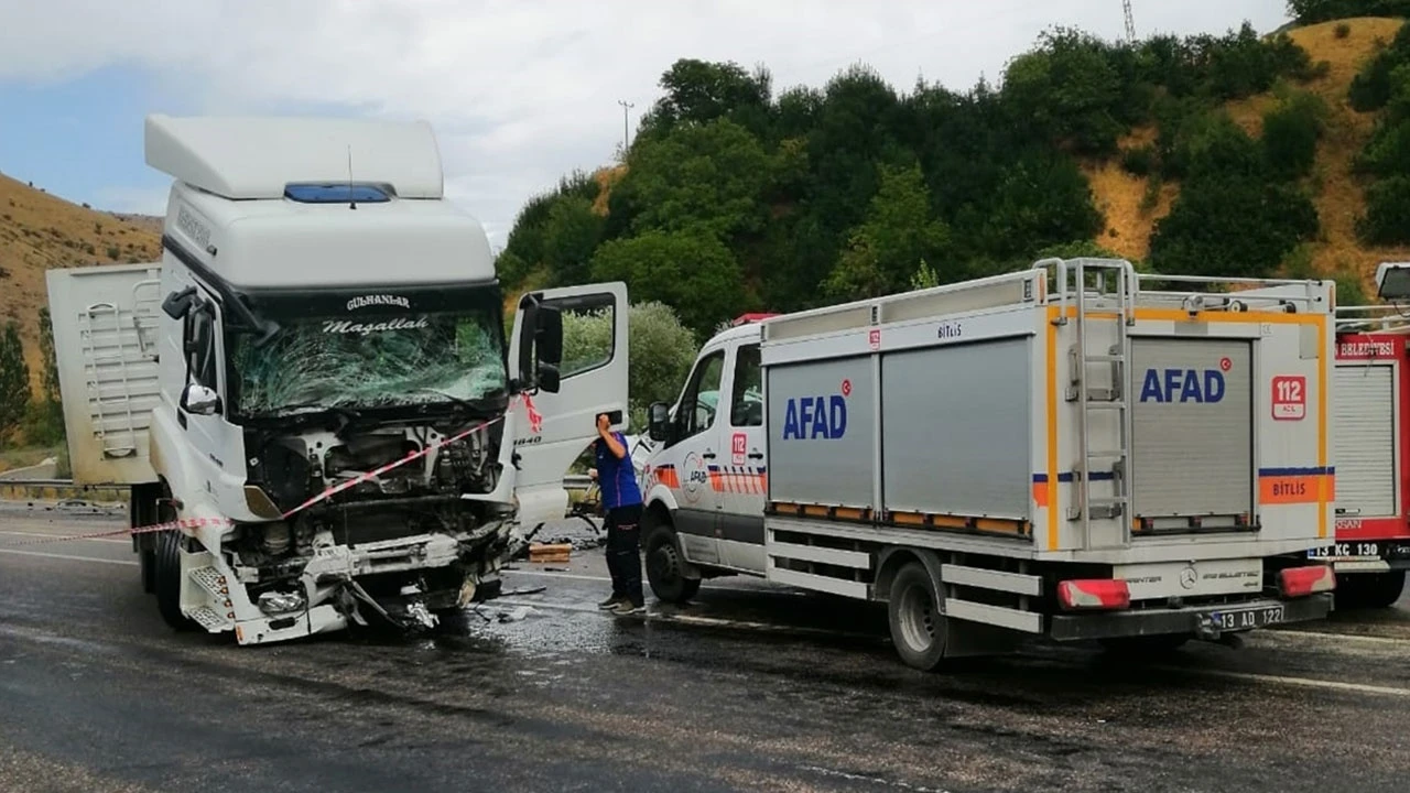 Bitlis&#039;te feci kaza: 2 ölü, 3 yaralı