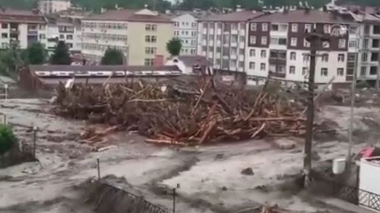 Bozkurt&#039;ta inanılmaz görüntüler: Sel tsunami gibi geldi, köprü felaketi katladı