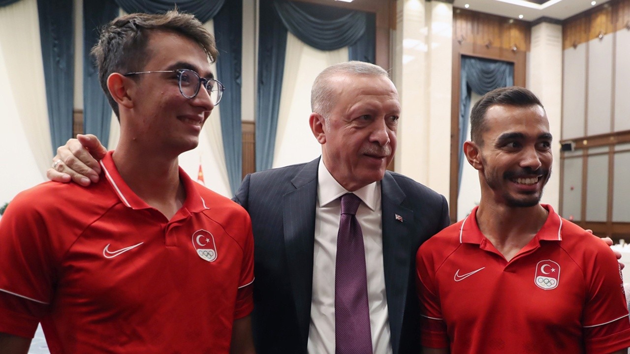 Cumhurbaşkanı Erdoğan madalya alan sporcularla buluştu: Başarılar tarihe geçmiştir