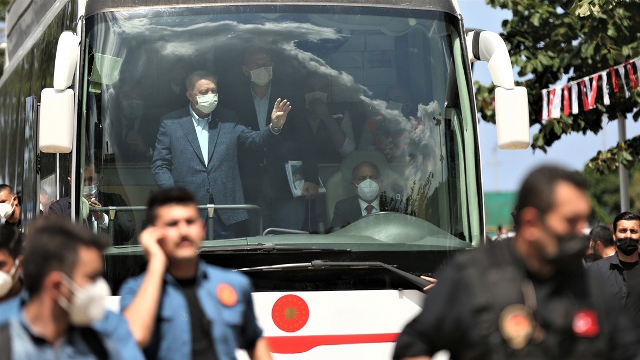 Cumhurbaşkanı Erdoğan sel bölgesinde: Yeniden ayağa kalkacağız