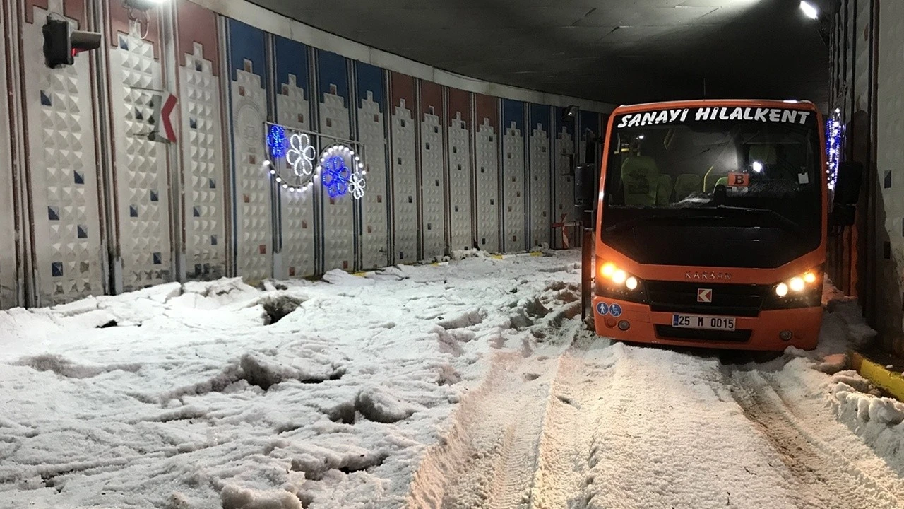 Erzurum dolu yağışıyla beyaza büründü, cadde ve sokaklarda taşkınlar yaşandı